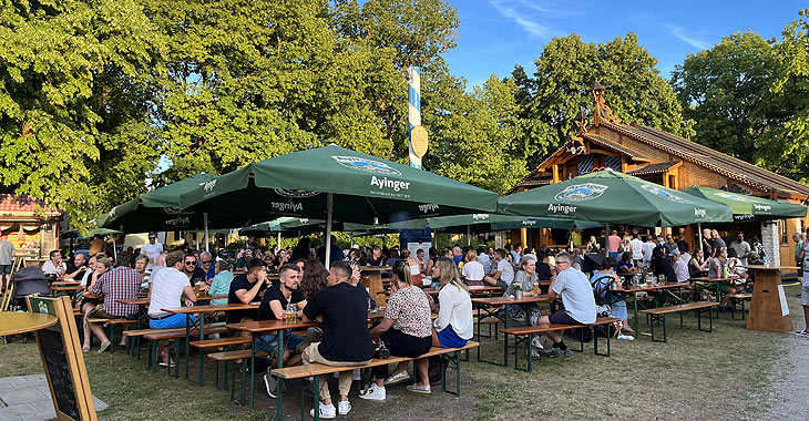 Biergarten von Magdalena Kübler mit Ayinger im Ausschank auf dem 1. Sommerfest am Luise Kiesselbach Platz(©Foto: Martin Schmitz)